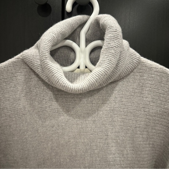 Aritzia Wilfred Free Naomi Cropped Wool Turtleneck Gray Sweater Size Medium - Picture 3 of 11